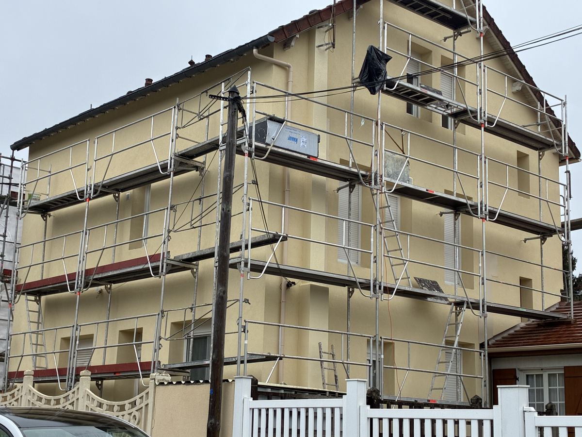 Enduit de finition appliqué sur l'isolation par l'extérieur d'une maison à Orsay
