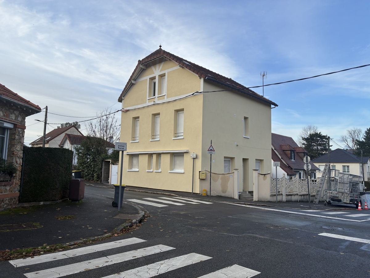 Façade sur rue et pignon à colombages de la maison d'Orsay après isolation par l'extérieur