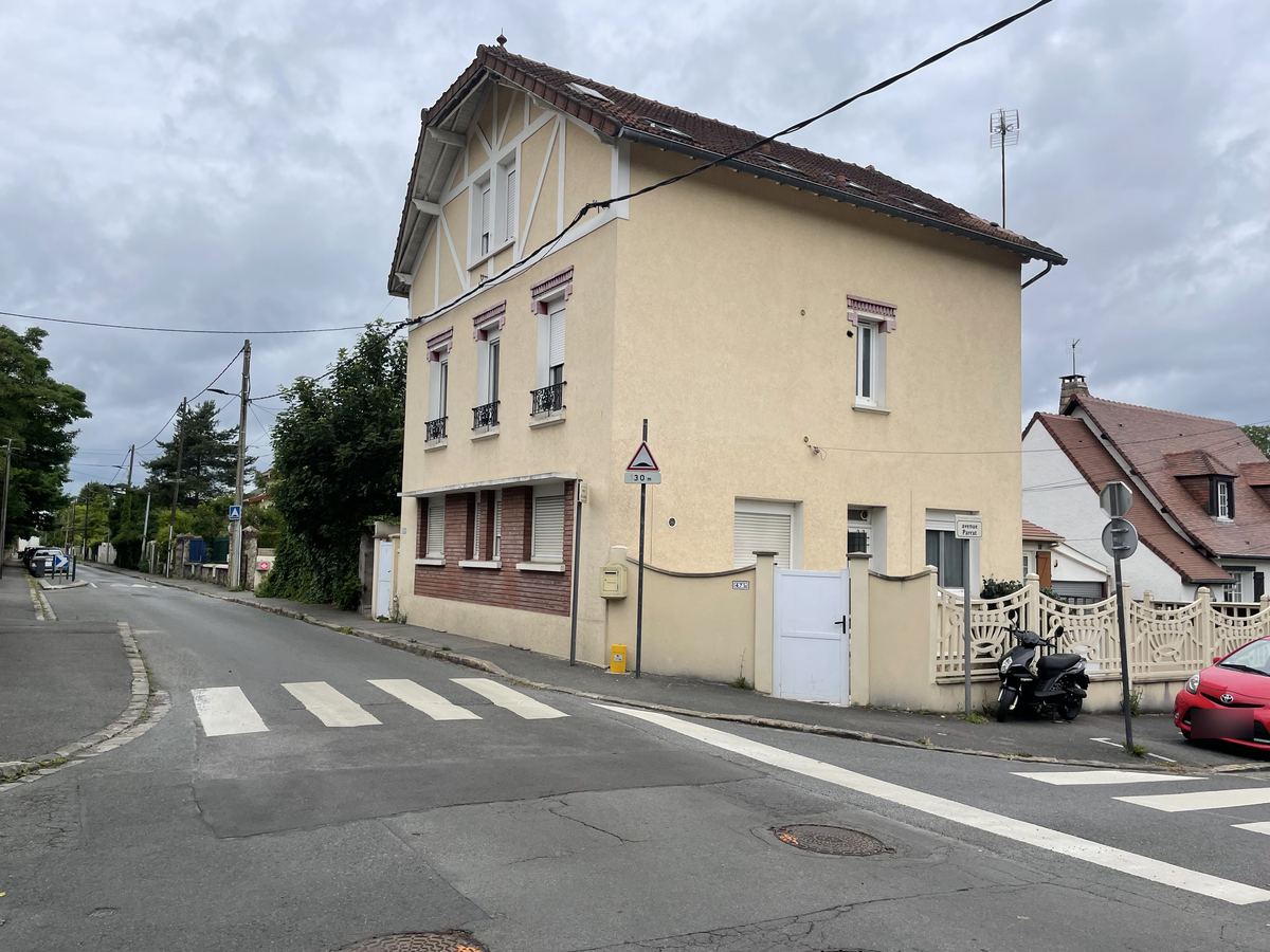 Maison à Orsay avant l'isolation thermique par l'extérieur : crépi terni et soubassement en briques