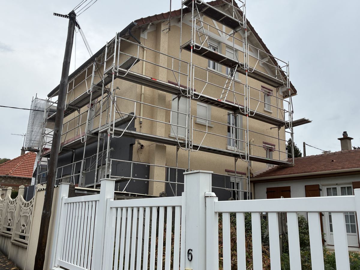 Pignon d'une maison d'Orsay pendant la pose de l'isolant, sous échafaudage