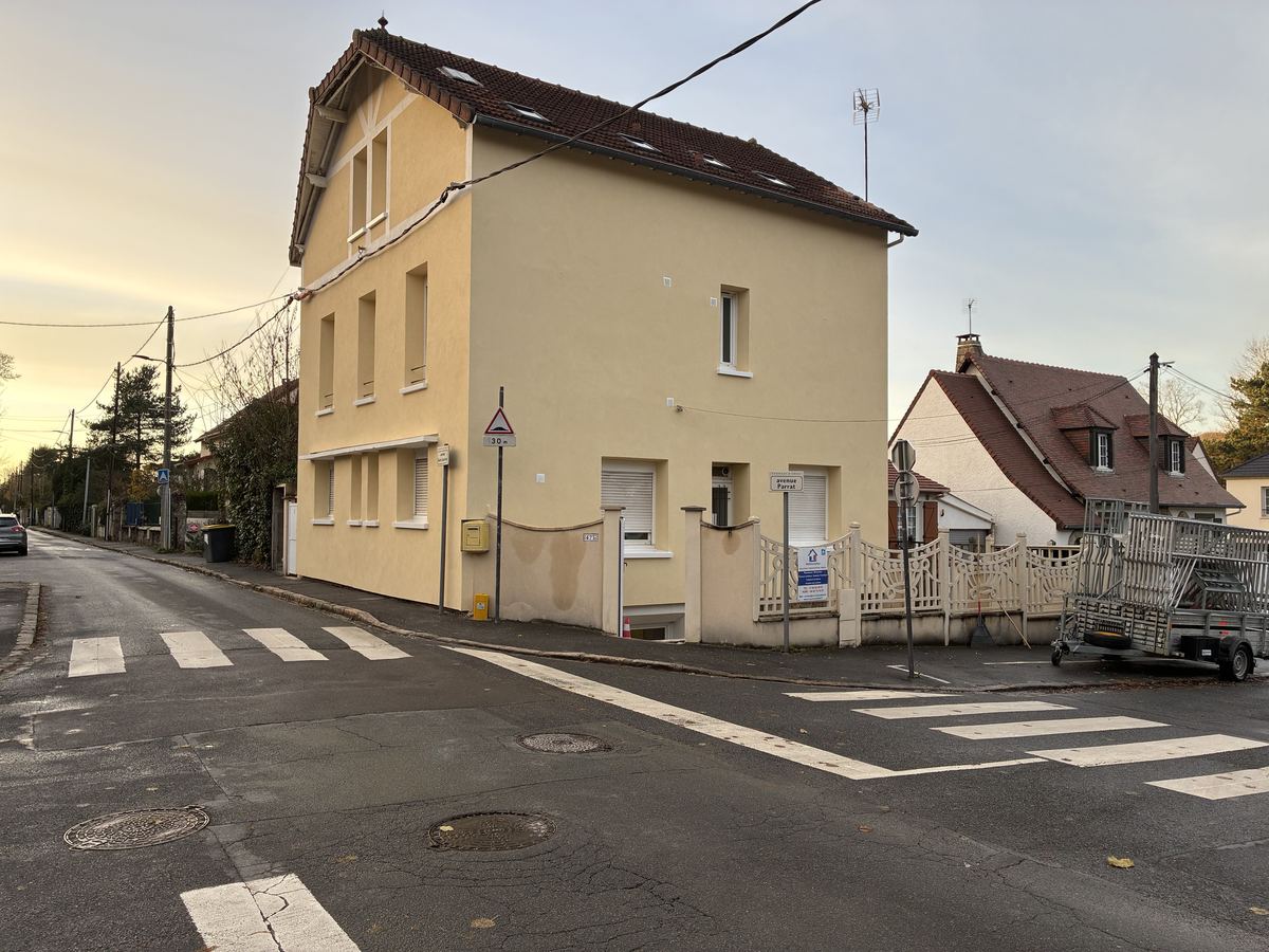 La même maison d'Orsay après l'isolation par l'extérieur et l'enduit de finition par MG Rénovation