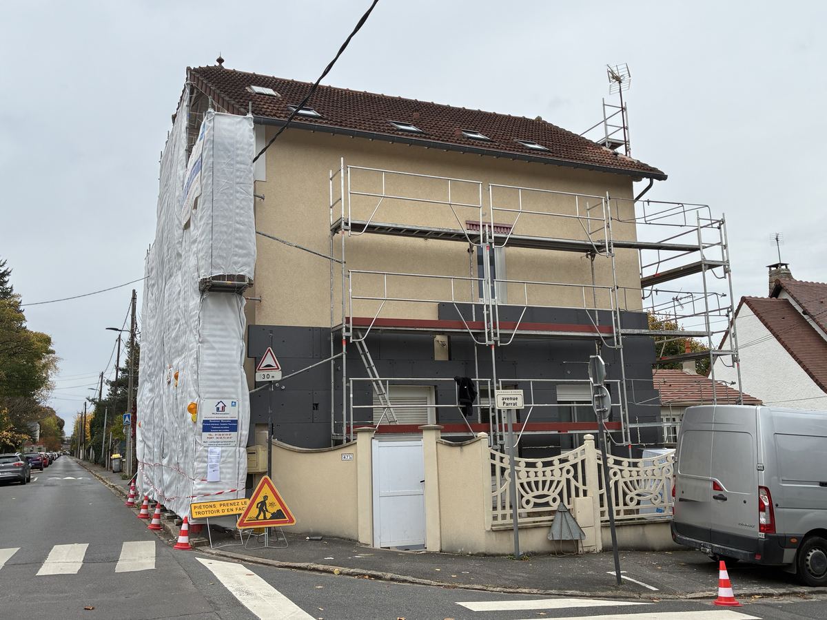 Pose des premiers panneaux d'isolation par l'extérieur sur une maison d'Orsay