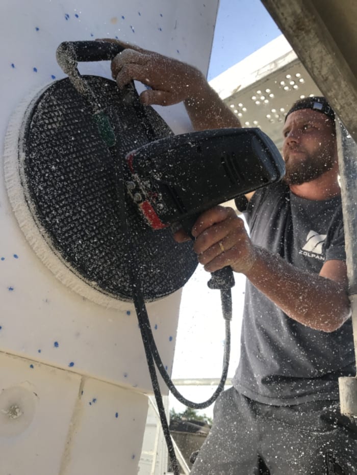 Mickael Gaillard, artisan ITE, en plein ponçage de façade