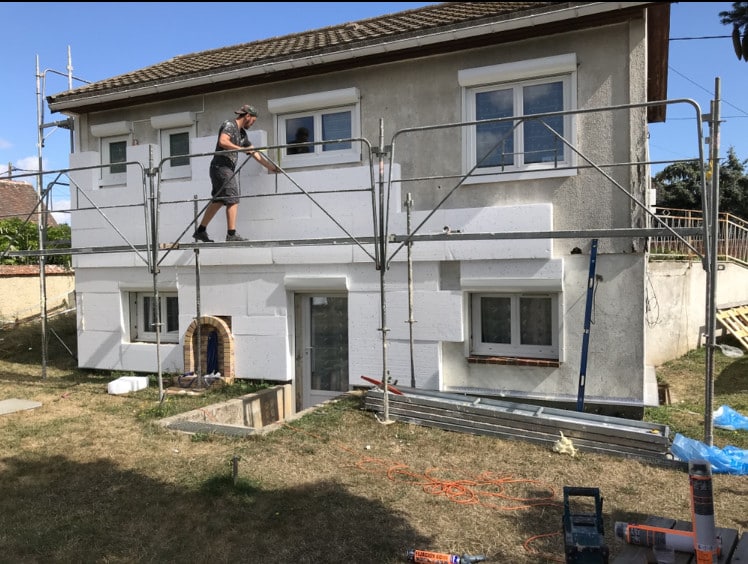 Pavillon en cours d'isolation extérieure — finition ponçage
