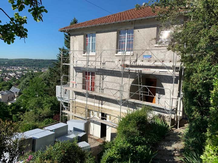 Vue sur un maison entrain d'être isolée par l'extérieur dans l'Essonne