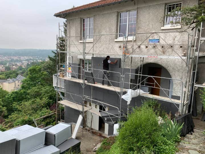 Vue sur un maison entrain d'être isolée par l'extérieur dans l'Essonne